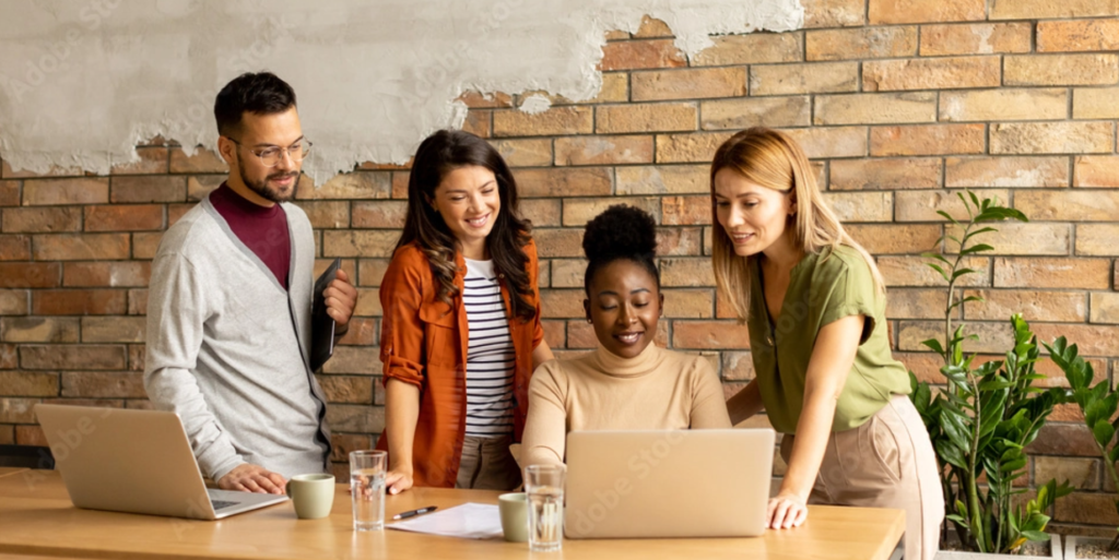 4 étudiants derrière un ordinateur portable - Excellence Pro Franche Comté